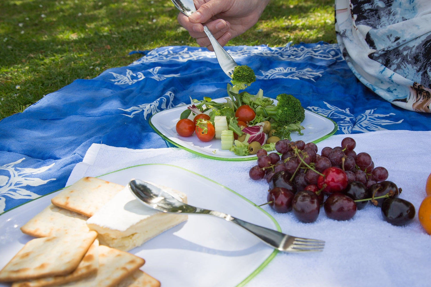 the best spork to use in any picnic, outdoor lunch, garden picnic, BBQ and more. light weight and resistant.